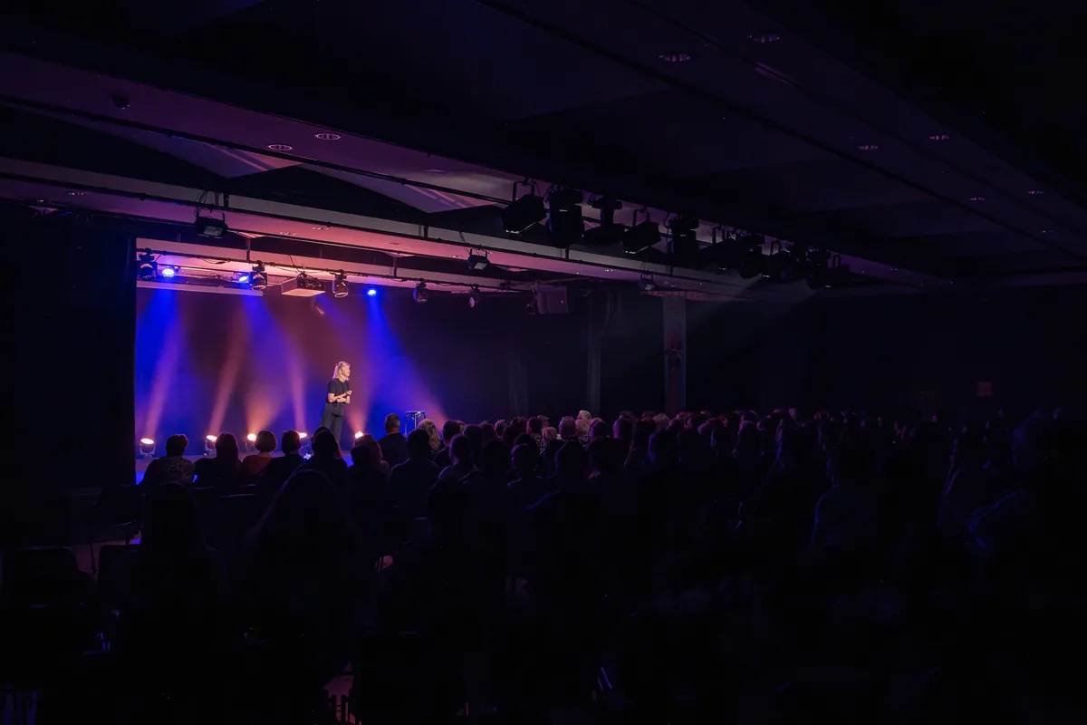 Pôle diffusion : spectacles d'humour en tournée dans les théâtres et salles de toute la France