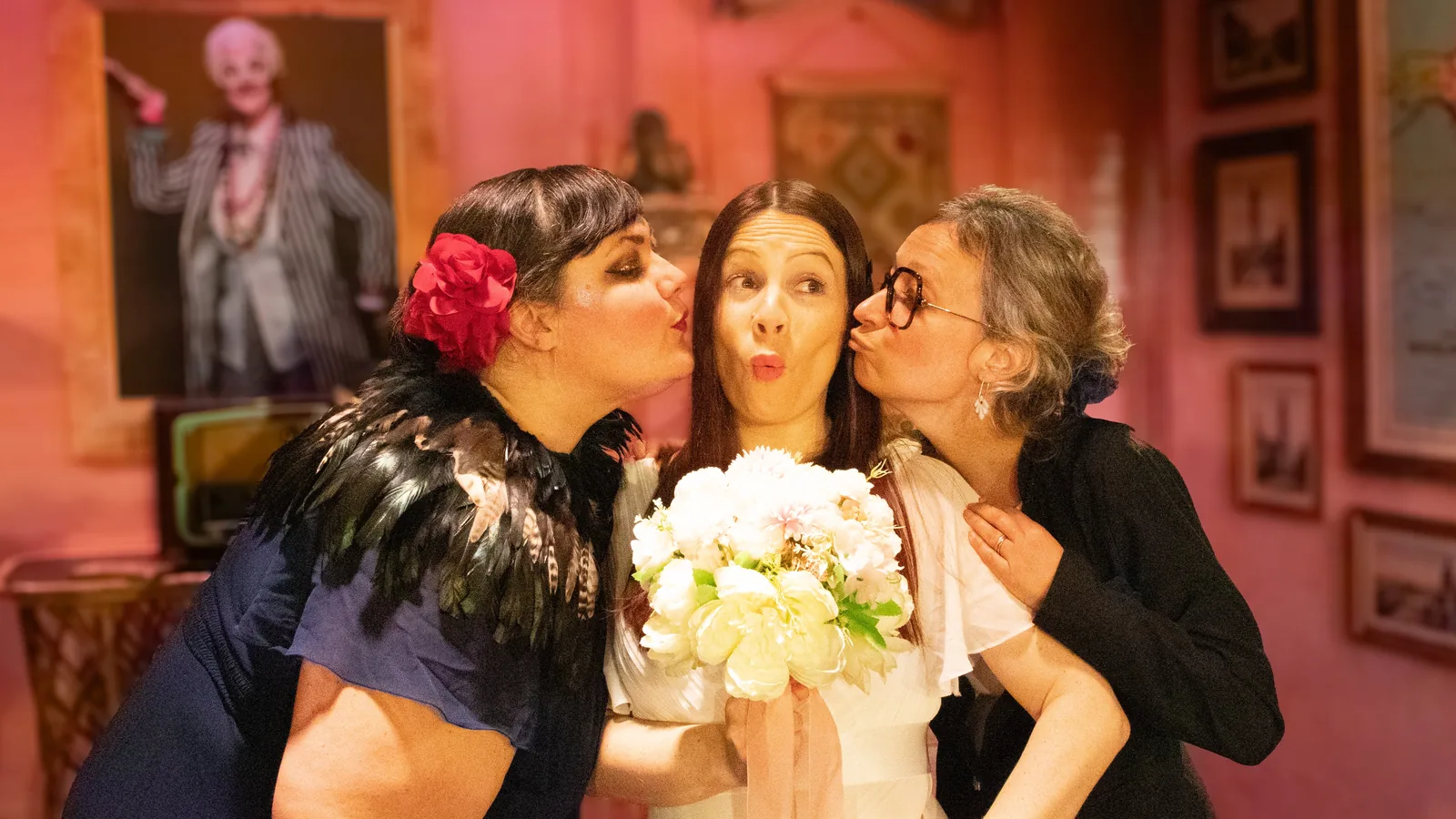 Les Cousines, comédie en tournée — les trois cousines embrassent la mariée sur scène