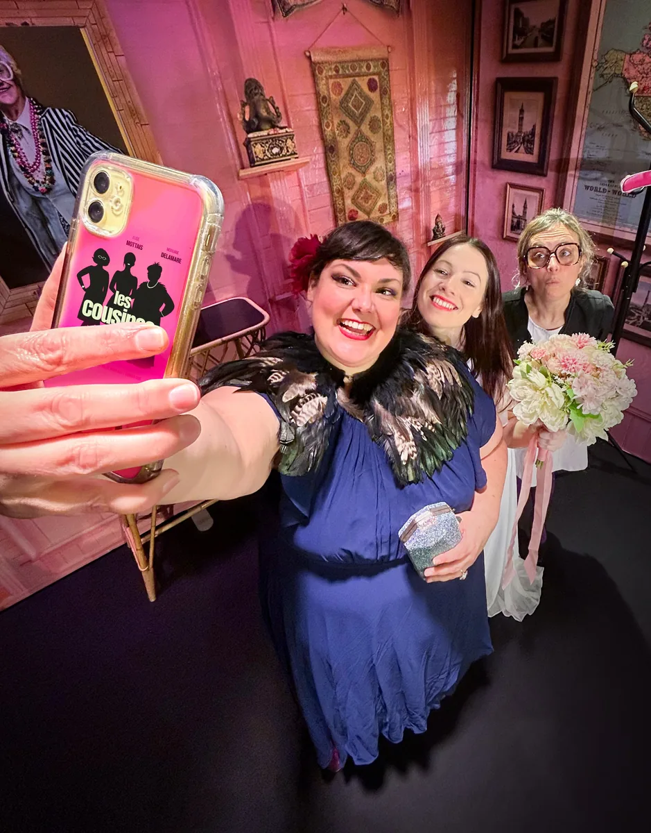 Les Cousines, comédie en tournée — selfie des trois comédiennes pendant le spectacle