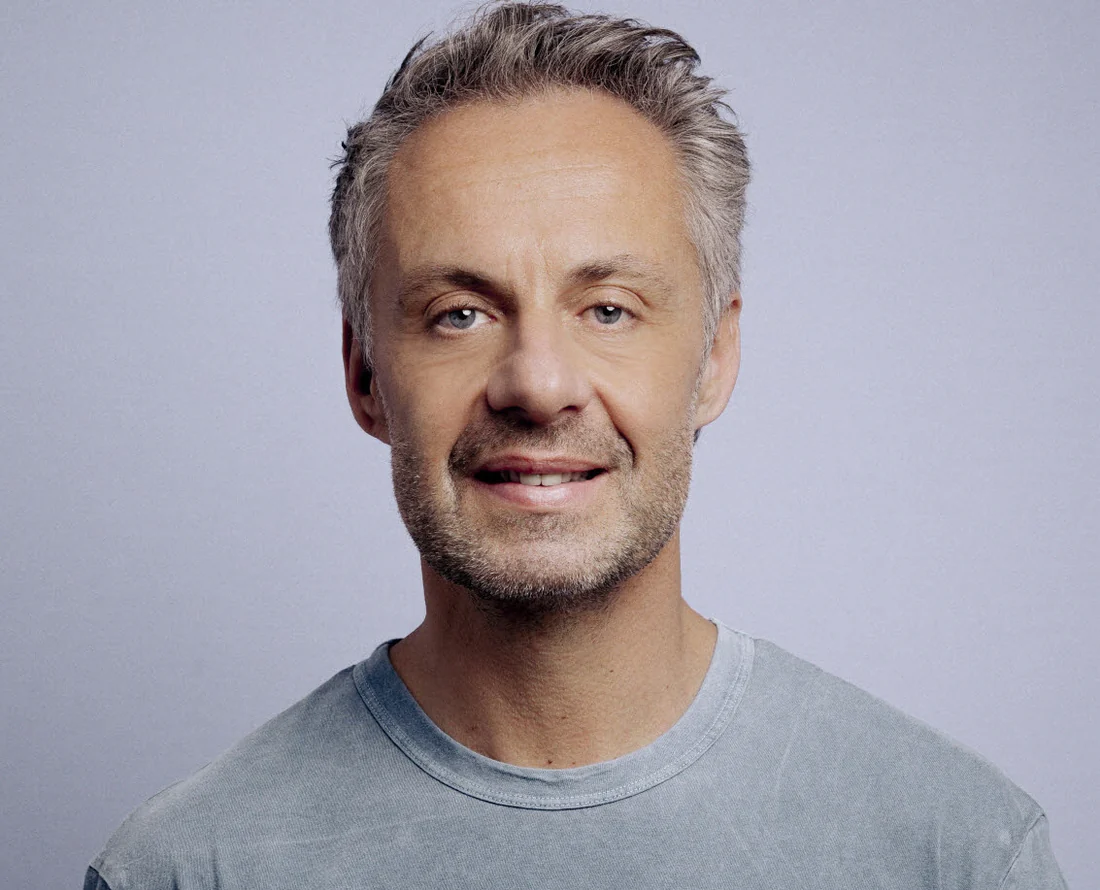 Ludovic Savariello, humoriste et créateur du psyshow Les doigts dans la crise