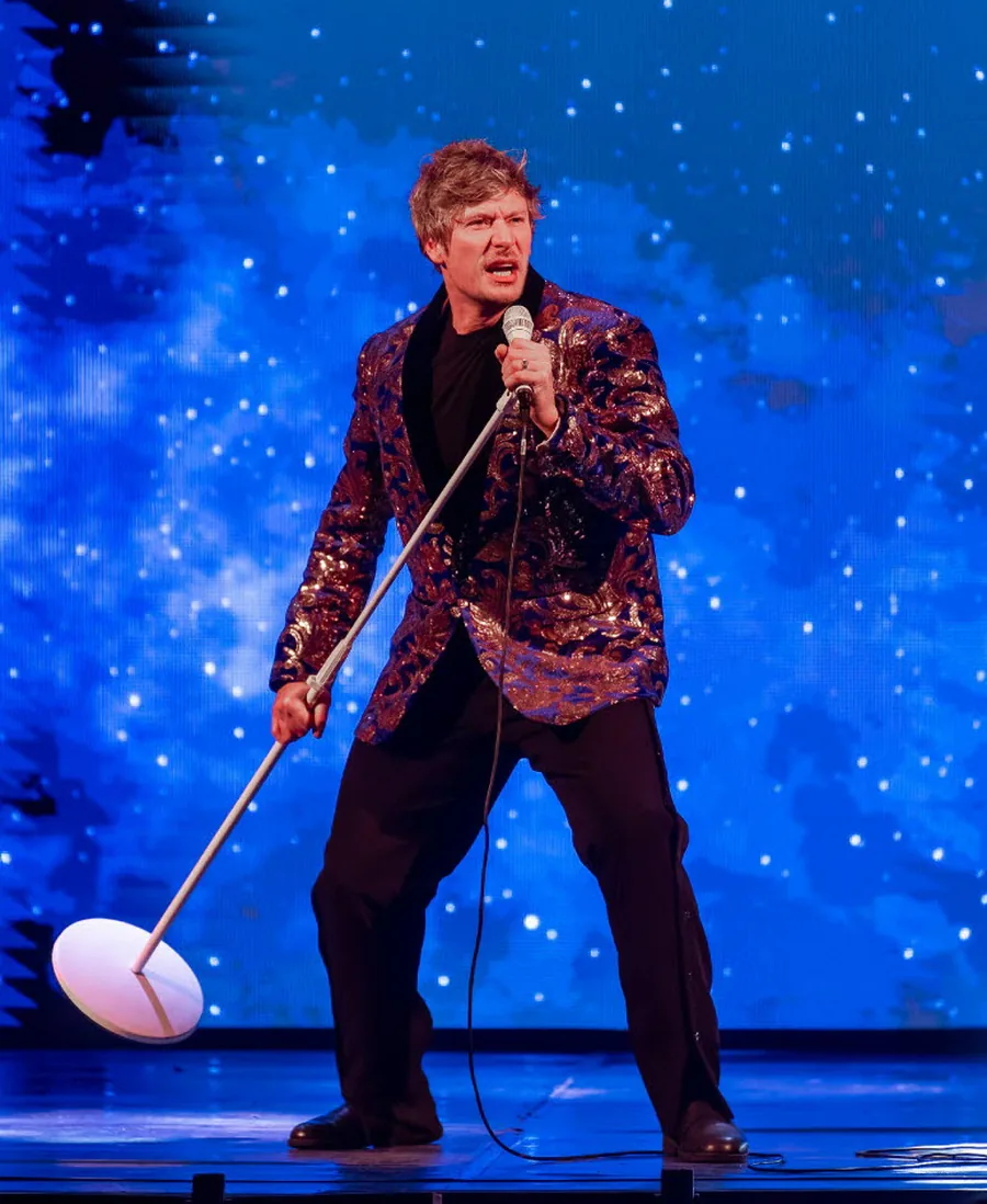 Gérémy Crédeville en tournée avec son spectacle Enchanteur, sur scène