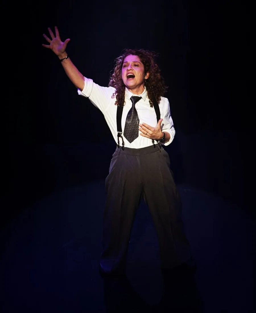Karine Dubernet en tournée avec son spectacle Carabistouilles, sur scène