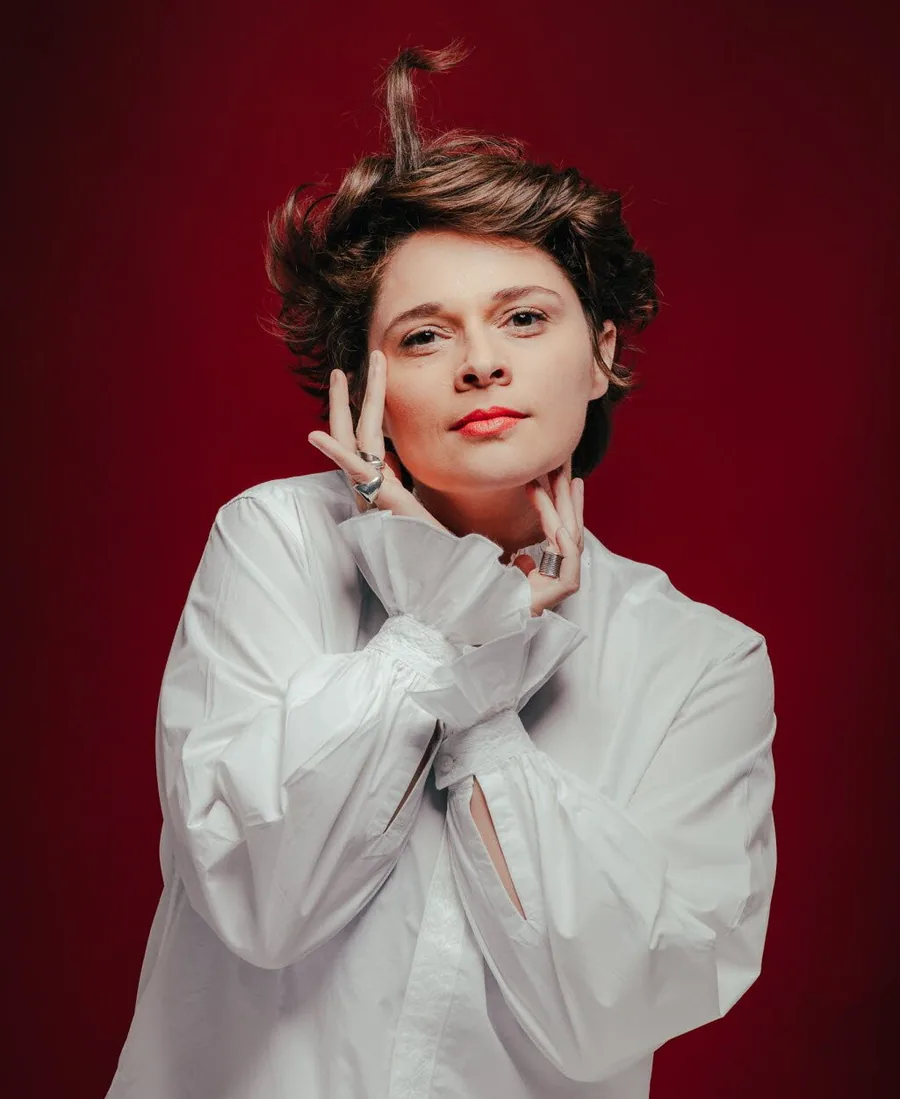 Lucie Carbone en tournée avec son spectacle En vrai, sur fond rouge