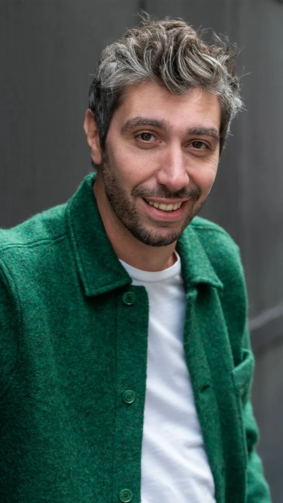 Patrick Chanfray en tournée avec son spectacle Advienne que devra, portrait souriant en veste verte