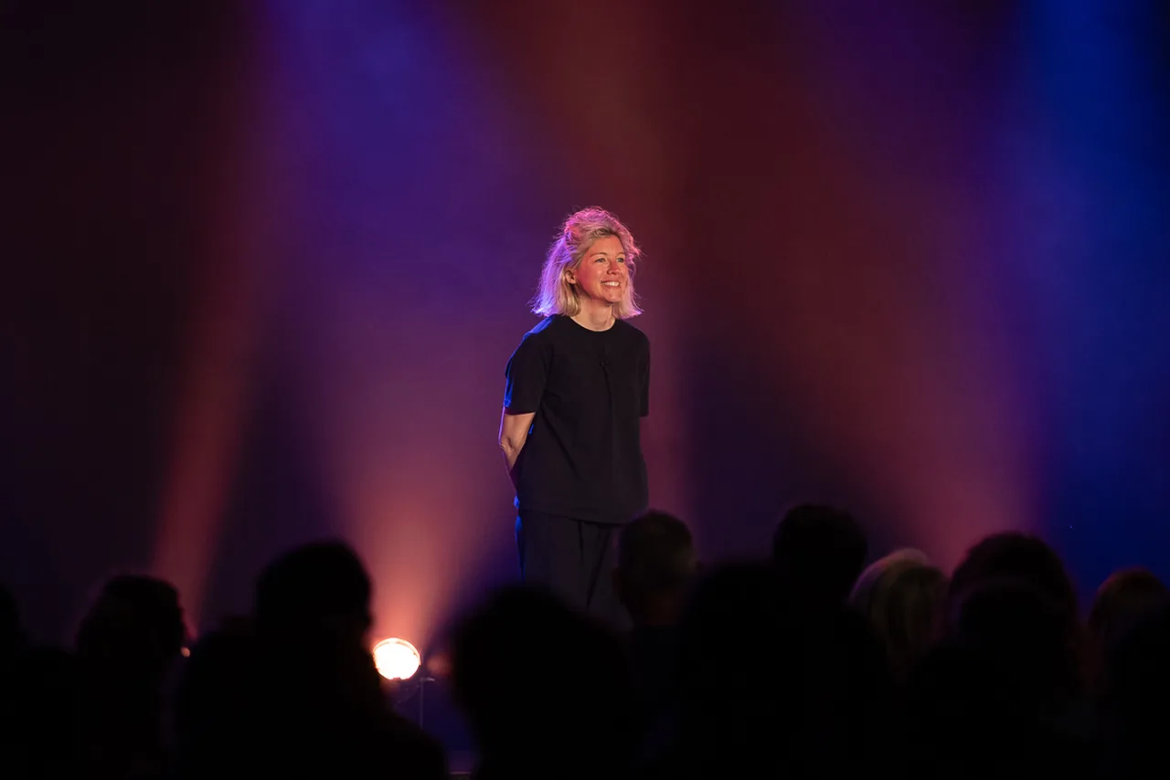 Production de spectacles d'humour — Mélodie Fontaine en tournée, seule en scène sous les projecteurs
