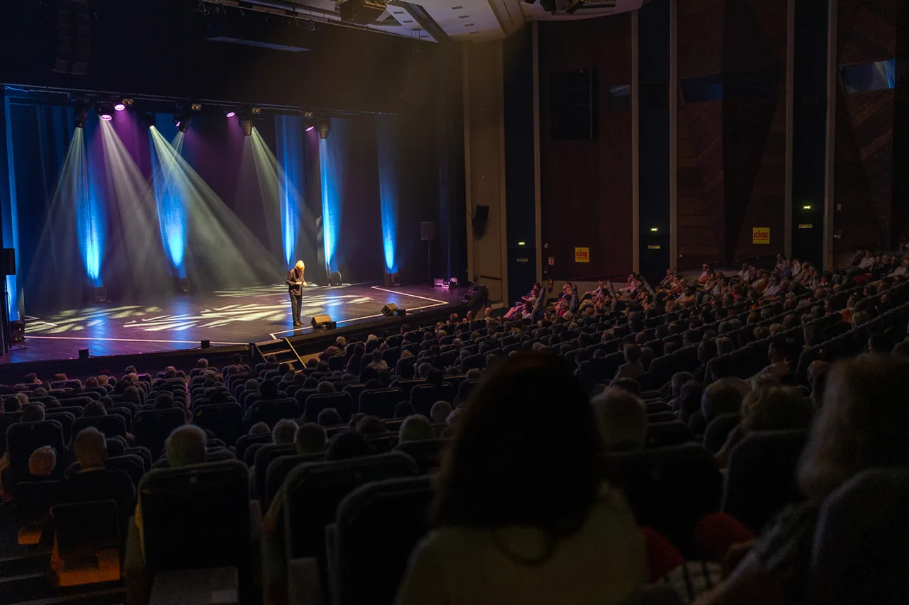 Production de spectacles d'humour — une salle comble face à la scène lors d'un spectacle en tournée