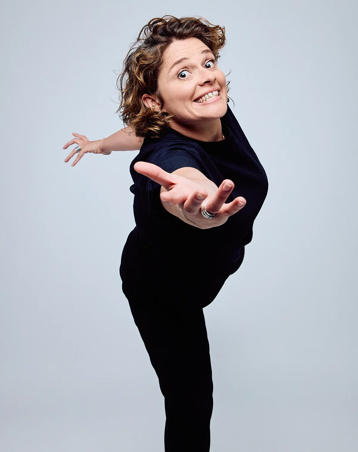 Lucie Carbone en pied, bras tendu vers le public — photo Stéphane Kerrad