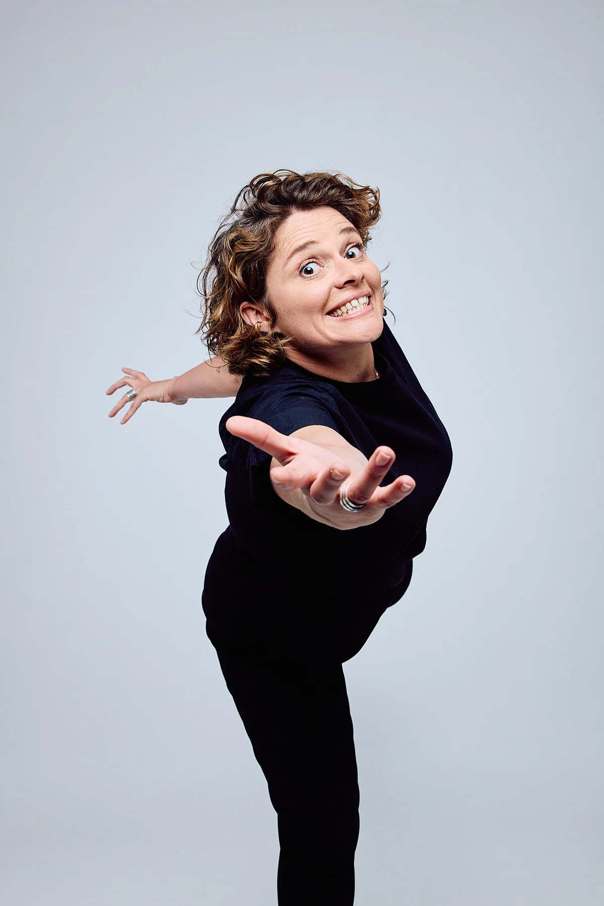 Lucie Carbone en pied, bras tendu vers le public — photo Stéphane Kerrad